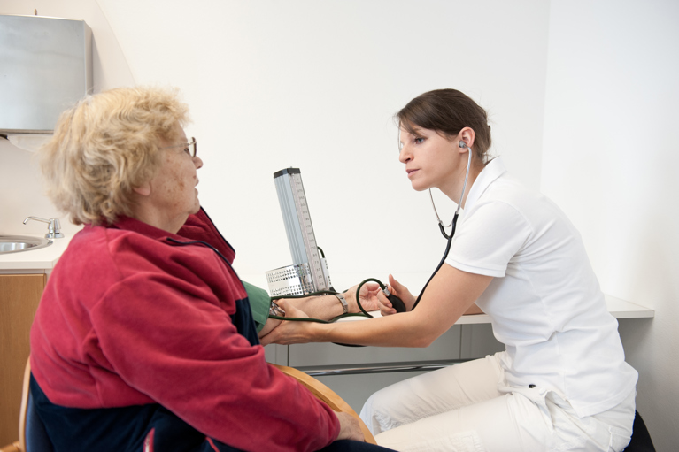 Ärztin untersucht Patientin mit kardiologischen Krankheitssymptomen
