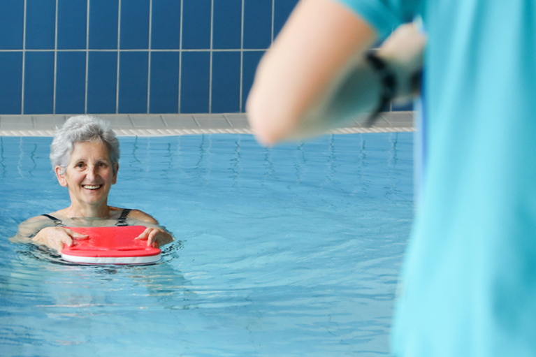Patientin während der Wassertherapie im ambulanten Angebot