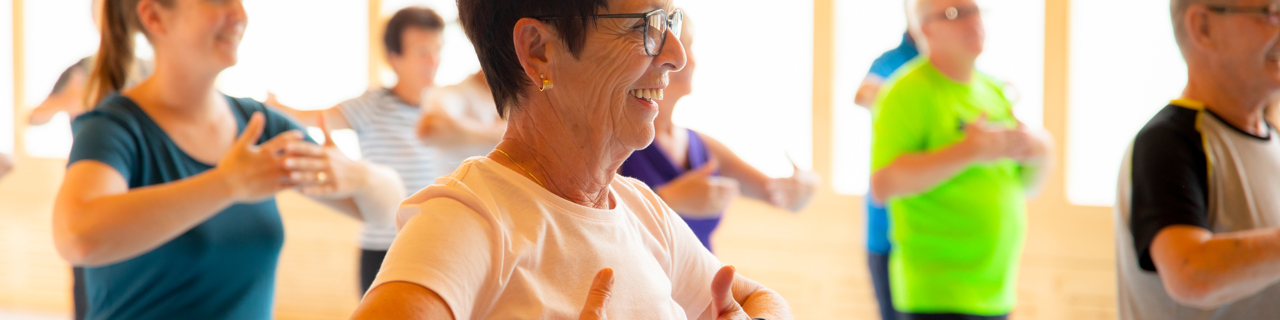 Patienten und Patientinnen während der Physiotherapie im Rahmen des GesundPlus-Programms