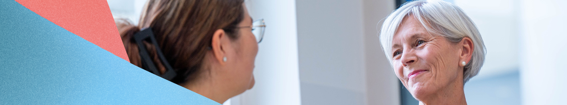 Mitarbeiterin im persönlichen Gespräch mit einer Patientin